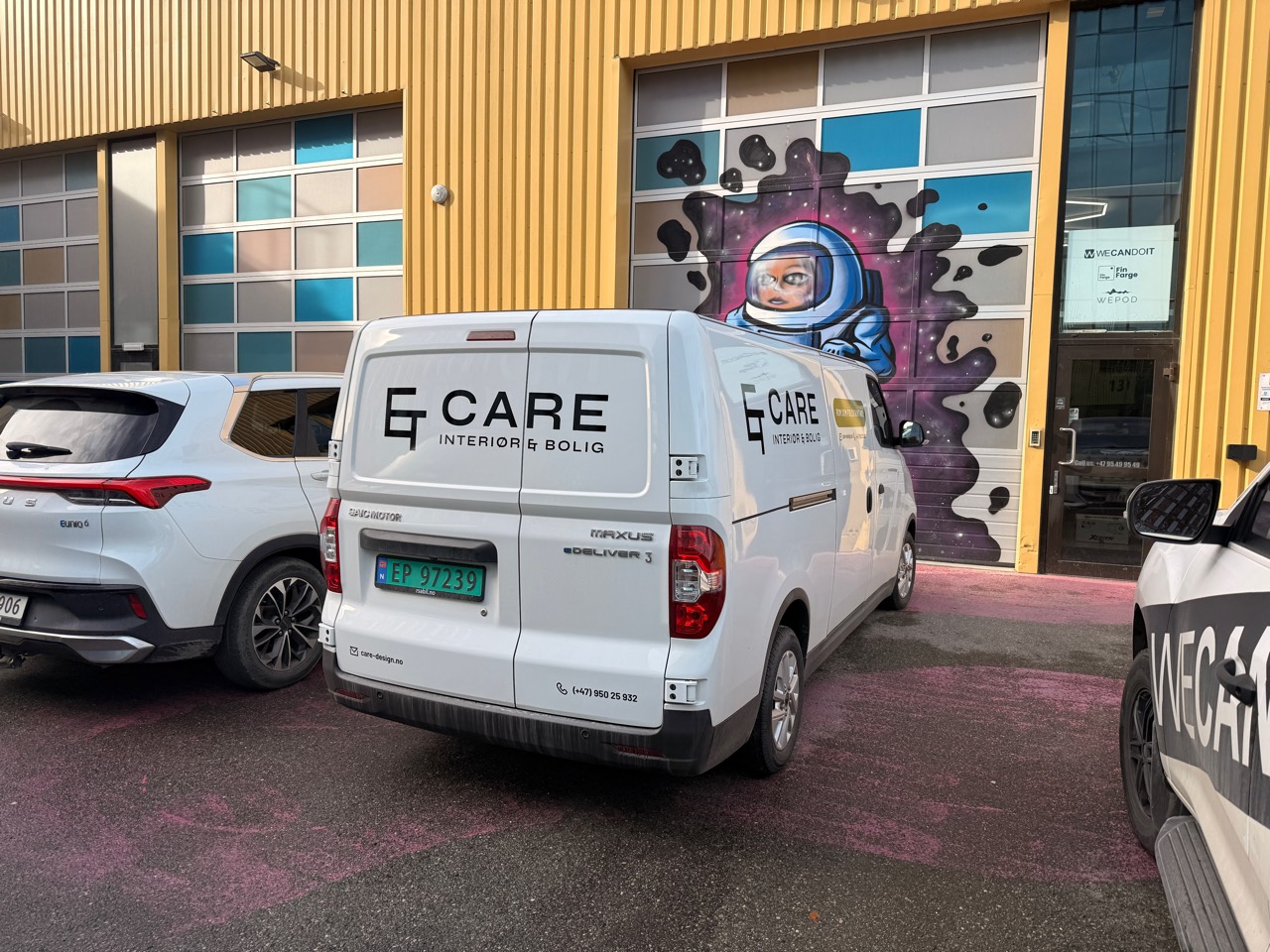 Bildekor på bakdører og side av Care-bilen