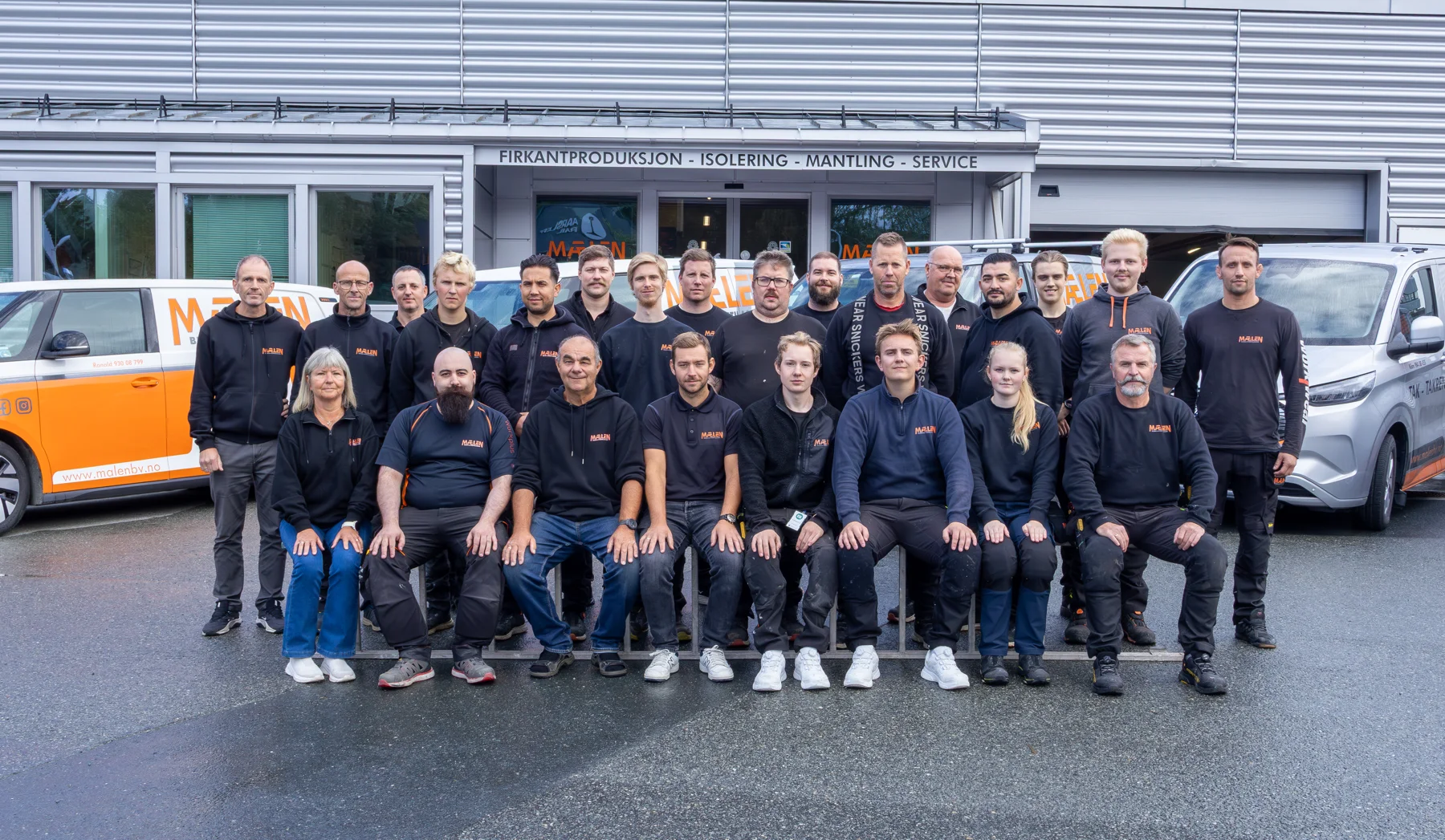 Mælen – gruppebilde utenfor bedriften