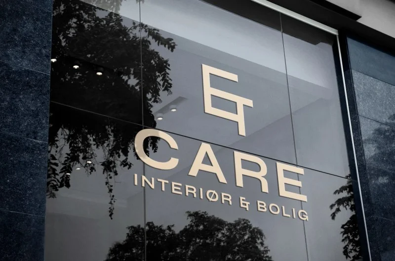 Care-logo på glassfasade