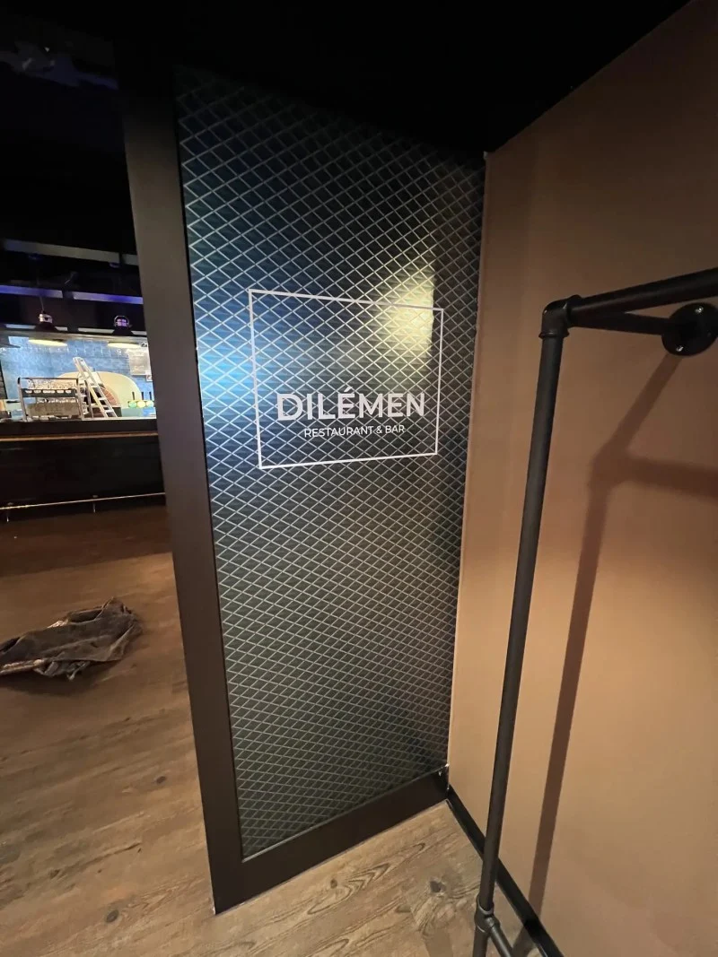 Logo og mønster på folie inne i restauranten